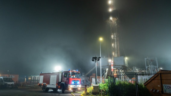 Ein Feuerwehrfahrzeug steht nachts an der Erdgas-Bohrstelle Söhlingen-Ost Z5 in Tewel. © JOTO Foto: Tobias Johanning