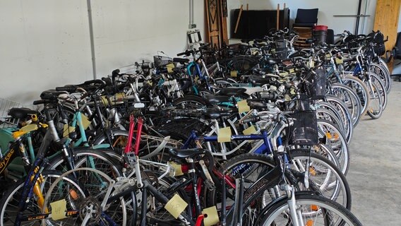 50 Fahrräder stehen numeriert in einem Lagerraum © Polizeiinspektion Lüneburg/Lüchow-Dannenberg/Uelzen 