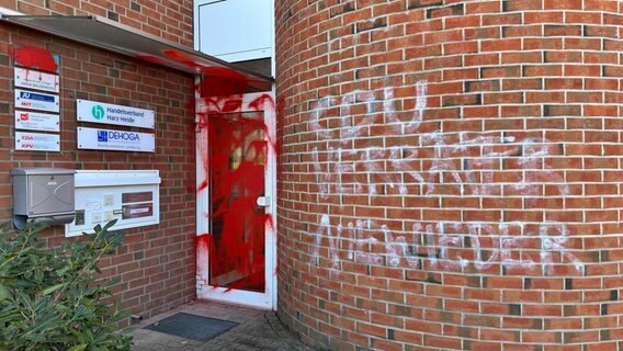 Der Eingangsbereich der Lüneburger Geschäftsstelle der CDU ist mit roter Farbe und weißer Aufschrift beschmiert. © NDR Foto: Lisa Göllert