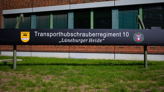 In Faßberg steht "Transporthubschrauberregiment 10"· steht auf einem alten Rotorblatt auf dem Gelände vom Fliegerhorst. © dpa-Bildfunk Foto: Philipp Schulze