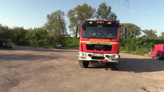 Ein Feuerwehrwagen nach der Rettung eines Mannes aus dem Schlick der Elbe © TV-Elbnews 