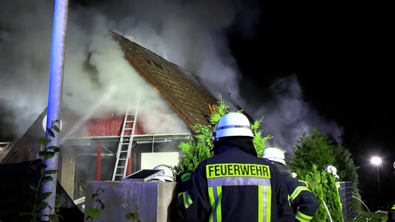 Feuerwehrleute löschen ein brennendes Haus in Fintel (Landkreis Rotenburg). © Hellwig TV-Elbnews Produktion 