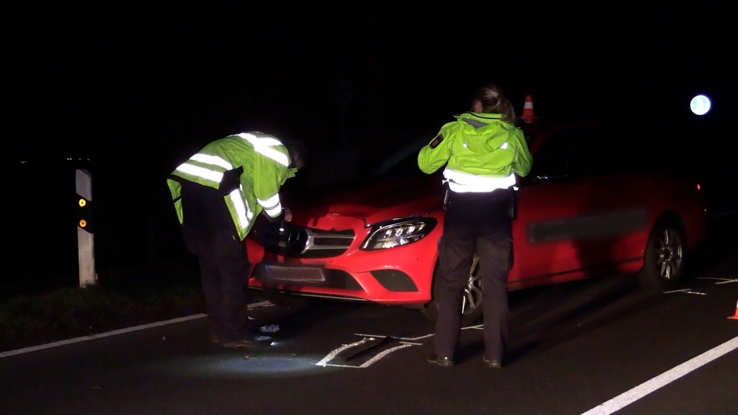 Tödlicher Unfall Bei Soltau: Auto Erfasst Fußgängerin Auf B71 | NDR.de ...