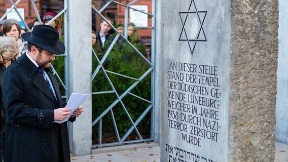 Rabbiner Jona Simon spricht bei der Einweihung der Synagogen-Gedenkstätte ein Gebet. © dpa-Bildfunk Foto: Philipp Schulze