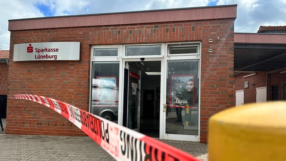 Eine Sparkasse ist nach einer Geldautomatensprengung abgesperrt. © NDR Foto: Johannes Koch