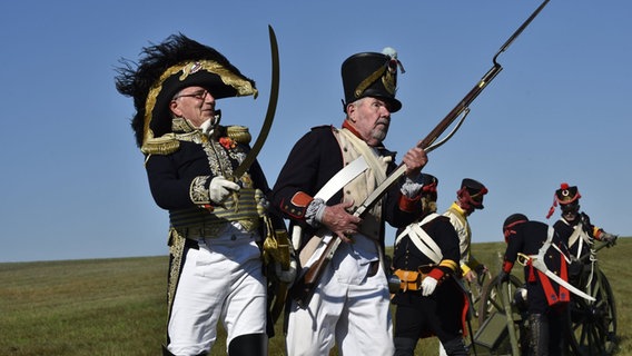 Mehrere Laienschauspielern stellen auf einem freien Gelände in historischen Kostümen die sogenannte Göhrdeschlacht vom 16. September 1813 nach. © Björn Vogt/dpa Foto: Björn Vogt