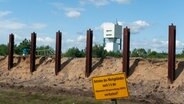 Vor dem Erkundungsbergwerk Gorleben stehen mehrere Zaunpfähle. © dpa-Bildfunk Foto: Philipp Schulze