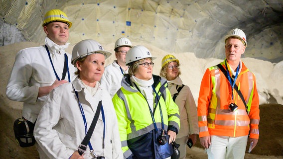 Mehrere Menschen stehen in einem Salzbergwerk und tragen Arbeitskleidung. © dpa-Bildfunk Foto: Philipp Schulze/dpa Pool/dpa