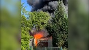 Eine Handyaufnahme zeigt einen Brand und eine aufsteigende Rauchsäule bei einem Brand in Handeloh im Landkreis Harbug. © Hellwig TV-Elbnews Produktion/privat 