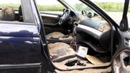 Der Innenraum eines BMW, der nach einem Unfall auf einem Kartoffelacker steht. © TV Elbnews 