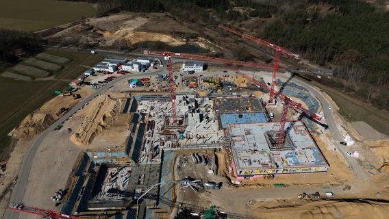 Ein Blick von oben auf die Baustelle für die Zentralklinik im Heidekreis. © dpa-Bildfunk Foto: Philipp Schulze