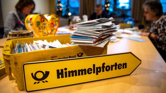 Helfer im Christkindpostamt mit gefüllten Briefboxen © dpa-Bildfunk Foto: Sina Schuldt