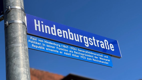 Unter dem Straßenschild mit der Aufschrift Hindenburgstraße informiert ein schmales Schild über Paul von Hindenburg. © Hansestadt Lüneburg 