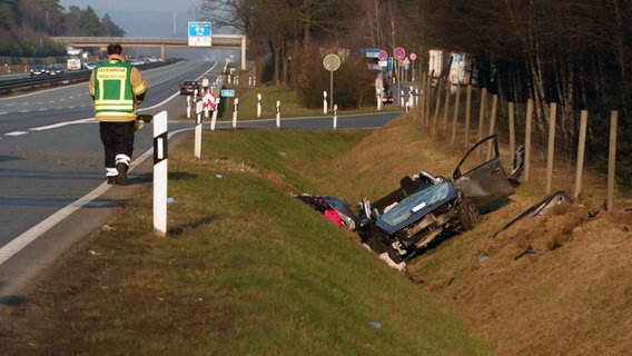 Ein Auto liegt bei Hollenstedt in einem Graben neben der A1. © NEWS5 