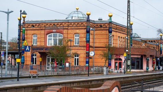 Der Eingangsbereich des bunten Hundertwasserbahnhof in Uelzen. © Philipp Schulze/dpa 