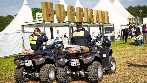 Eine Polizistin und ein Polizist patrouillieren mit Quads auf dem Gelände des Open-Air-Festivals "Hurricane" © dpa-Bildfunk Foto: Moritz Frankenberg