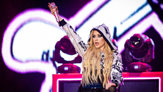 Sängerin Avril Lavigne tritt beim Hurricane Festival auf. © dpa Foto: Moritz Frankenberg