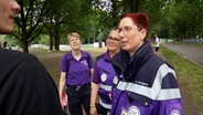 Drei ehrenamtliche Helfer des Deutschen Roten Kreuzes auf dem Hurricane-Festival. © NDR 