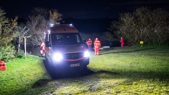 Rettungskräfte beim Fundort des Leichnams eines jungen Mannes an der Ilmenau. © News5 