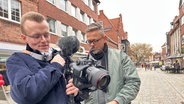 Mitarbeiter Paul Paulsen hält eine Kamera in der Hand. © NDR Foto: Marie Schiller