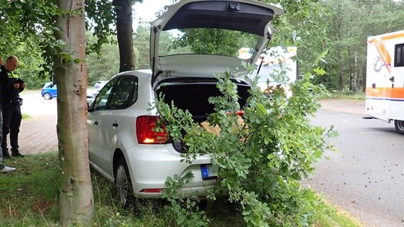 Ein Pkw steht an einem Baum. © Polizeiinspektion Rotenburg 