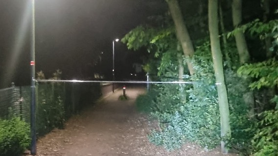 Das transparente Klebeband hatten Unbekannte über einen Radweg bei Zeven gespannt. © Polizeiinspektion Rotenburg 