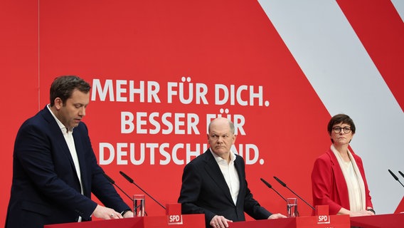 Lars Klingbeil (l-r), Parteivorsitzender der SPD, der noch amtierende Bundeskanzler Olaf Scholz (SPD) und Saskia Esken, Parteivorsitzende der SPD, bei der Pressekonferenz der SPD © picture alliance/dpa | Kay Nietfeld Foto: picture alliance/dpa | Kay Nietfeld