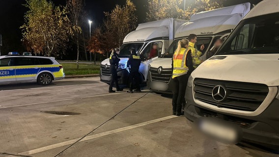 Auf der Raststätte "Vorm Wietzenbruch" kontrollierten Einsatzkräfte zahlreiche Fahrzeuge und Personen. © Polizeiinspektion Heidekreis Foto: Polizeiinspektion Heidekreis