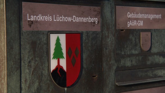 Der Briefkasten des Kreishauses mit der Aufschrift Landkreis Lüchow-Dannenberg. © NDR 