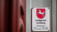 Ein Schild des Landgericht Lüneburg am Eingangsbereich. © picture alliance/dpa | Philipp Schulze Foto: Philipp Schulze