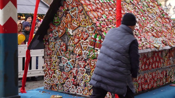 Ein Lebkuchenhaus wird auf einen Weihnachtsmarkt (Lüneburg) gestellt. © NDR 