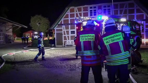 Feuerwehrleute bei einem Einsatz auf einem Reiterhof in Lübberstedt © TV Elbnews 