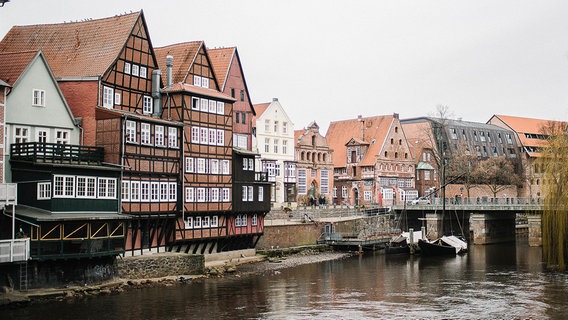 Blick über die Ilmenau auf den Alten Hafen in Lüneburg. © NDR Foto: Julius Matuschik