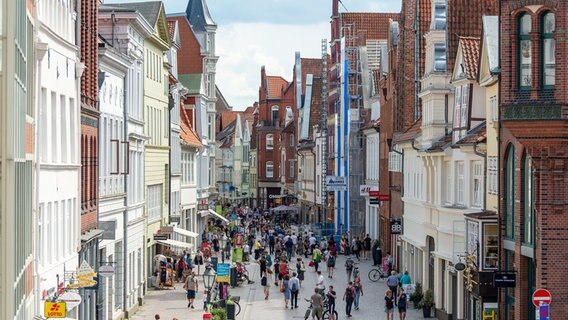 Zahlreiche Menschen laufen durch die Lüneburger Innenstadt. © dpa-Bildfunk Foto: Philipp Schulze