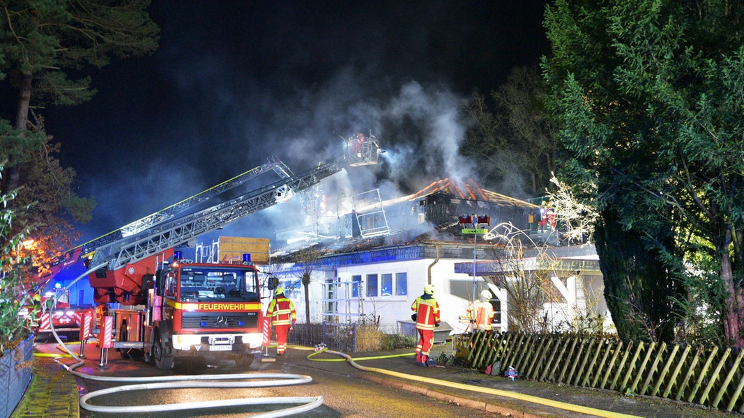 Vater Entdeckt Feuer: Familie Rettet Sich Aus Brennendem Haus | NDR.de ...