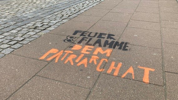 In Lüneburg rufen Graffiti zum Protest am Internationalen Frauentag auf. © NDR Foto: Rabea Carlotta Adam