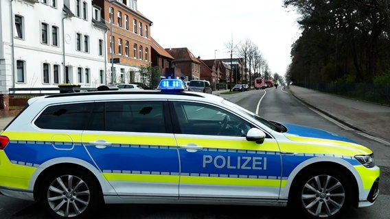 Eine Straße in Lüneburg ist von der Polizei abgesperrt. © News5 