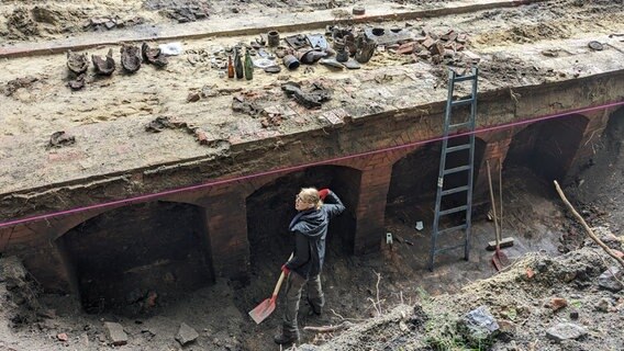 Überreste eines alten Gebäudes ragen in Lüneburg aus einer Baugrube. © Museumsstiftung Lüneburg 