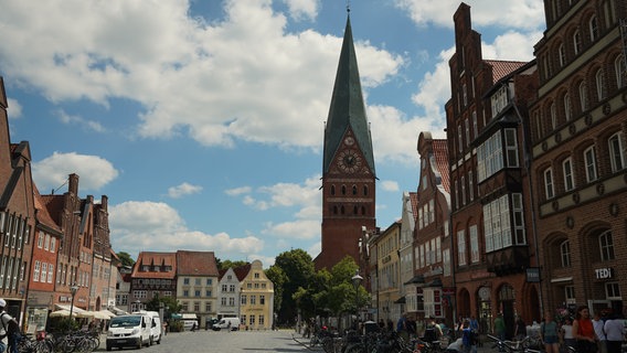 Die Innenstadt von Lüneburg mit dem Turm der St. Johannis Kirche. © NDR Foto: Marie Schiller