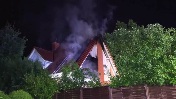 Der Dachstuhl eines Wohnhauses brennt. © Hellwig TV Elbnews Produktion 