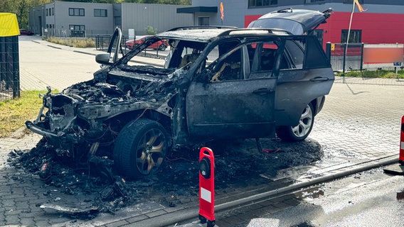 Ein Auto in Maschen (Landkreis Harburg) ist ausgebrannt. © JOTO Foto: JOTO