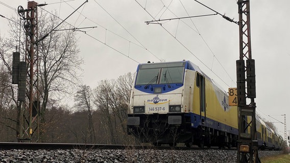 Ein liegen gebliebener Metronom steht auf der Bahnstrecke Uelzen-Hannover. © Marcus Golejewski / TNN / dpa Foto: Marcus Golejewski