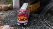 Ein Zug fährt über die Modelleisenbahnanlage in Bispingen. © picture alliance/dpa Foto: Philipp Schulze