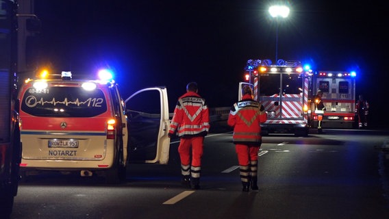 Zwei Krankenwagen stehen nach einem tödlichen Unfall auf der A1. © Nord-West-Media TV 