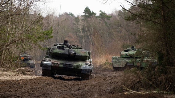 Kampfpanzer vom Typ Leopard 2 A7V aus dem Lehrbataillon 93 der Bundeswehr fahren während einer Übung zur Gefechtsaufklärung auf dem Truppenübungsplatz in Munster. © dpa-Bildfunk Foto: Philipp Schulze