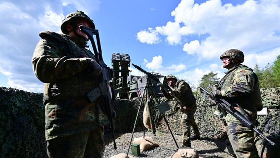 Soldaten vom Heimatschutzregiment 3 stehen neben einem Flugabwehrraketen-System Patriot bei der Übung National Guardian bei der Panzertruppenschule auf dem Truppenübungsplatz Munster. © picture alliance/dpa | Philipp Schulze Foto: Philipp Schulze