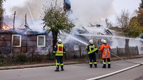 Ein Wohnhaus steht in Flammen, die Feuerwehr versucht es zu löschen. © Feuerwehr Ostheide Foto: Feuerwehr Ostheide