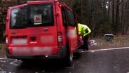 Ein Schulbus steht nach einem Unfall an einem Baum. © NonstopNews 