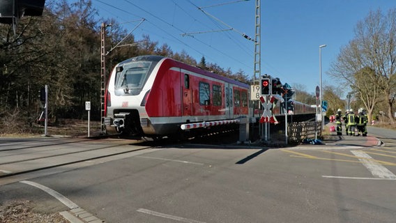 Eine S-Bahn steht nach einem Unfall an einem Bahnübergang. © News5 