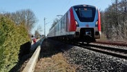 Eine S-Bahn steht nach einem Unfall an einem Bahnübergang. © News5 